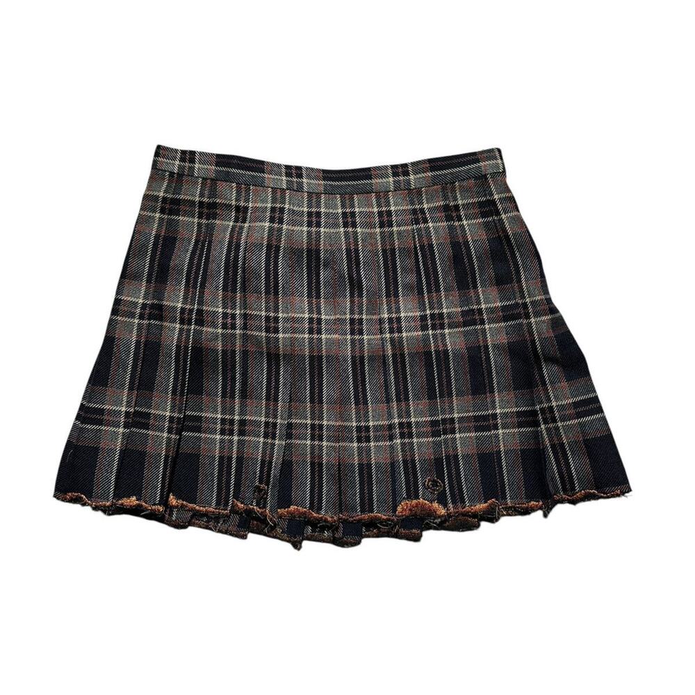 Burning embroidered pleated mini skirt